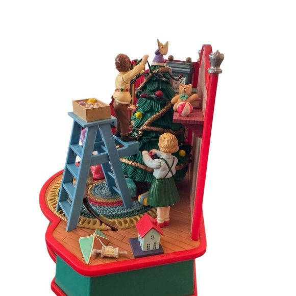 🎶 Trim A Home Christmas Traditions Music Box Trimming The Tree 🎄 - Picture 3 of 8